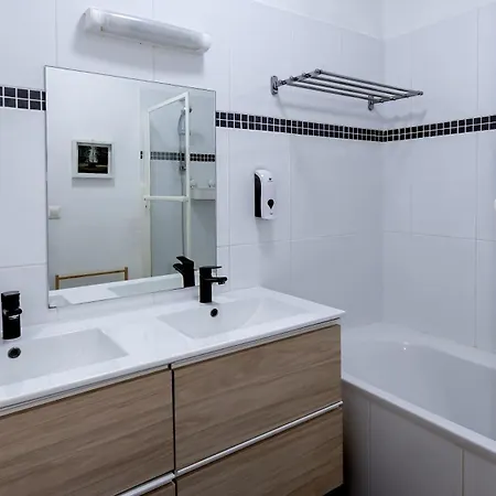 - Parking - 2 - Hypercentre - 3e Etage *